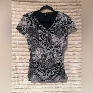 Relativity y2k Black & White Printed V-Neck Short Sleeve Top